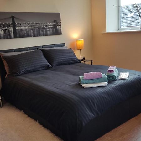 Modern 1-Bed Flat In Wigan Apartamento Exterior foto
